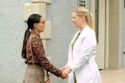 Lien (Nui Nguyen, links) versöhnt sich mit Vera (Sybille Waury, rechts).