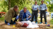 Flemming (André Babikian, l.) und Dan (Peter Mygind, 2.v.l.) begutachten die Leiche einer jungen Frau (Minna Flyvholm Tode), die in einer Ferienhaussiedlung gefunden wurde. Noch ist ihre Identität unbekannt. Nadia (Lise Baastrup, 2.v.r.) und Benjamin (Mathias Käki Jřrgensen, r.) beobachten das Geschehen.