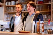 "Soko Kitzbühel", "Advantage König." Matchball für den charismatischen Ex-Tennisstar Karl König: Er wird brutal mit einem Pokal erschlagen in der Dusche des Tennisclubs aufgefunden. Das Soko-Team ermittelt auf der Tennisanlage von Trainer Gerhard "Schimpe" Schimpelsberger und trifft dort auf illustre Gesellschaft. Die junge Star-Spielerin Silke Bachler gibt, ganz zum Leidwesen ihres Vaters, offen ein Verhältnis mit dem Mordopfer zu. Außerdem nehmen Nina und Lukas Tennis-Superfan Viktor Hauff unter die Lupe. Natürlich sind auch Gräfin Schönberg und Hannes mit von der Partie, nachdem das Patenkind der Gräfin im Tennisclub trainiert. Allerdings mit nur mäßigem Erfolg.Im Bild (v.li.): Günter Bubbnik (Karl König), Hary Prinz (Gerhard Schimpelsberger).