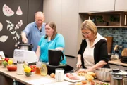 WDR Fernsehen DER HAUSHALTSCHECK MIT YVONNE WILLICKS, "Kochende Küchenmaschinen – Echte Hilfe oder teurer Spaß?", am Mittwoch (16.07.25) um 18:15 Uhr. v.l.n.r. Jörg Schieferdecker, Andrea Schieferdecker und Yvonne Willicks. Gemeinsam mit Haushalts-Check-Redakteur Nicolas Hering lädt Yvonne Willicks (r.) zum großen Kochduell gegen Familie Schieferdecker aus Merzenich. Mit Gulasch und Semmelknödeln gibt es deftige Hausmannskost. Aber gelingt die in einer kochenden Küchenmaschine genauso, wie auf die klassische Art von Oma? Wie geht es am schnellsten? Und vor Allem welche Variante schmeckt am Ende am leckersten?