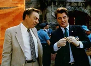 Ein äußerst turbulenter Tag für Detective Lennie Briscoe (Jerry Orbach, li.) und Detective Mike Logan (Christopher Noth): Sie suchen einen Serienmörder, verhaften eine Frau, die ihren Mann kastriert hat, suchen den Mörder eines Lebensmittelhändlers ...