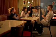 Gute Vorsätze – wer braucht die schon? Wenn man mit dem besten Team der Welt zusammenarbeitet. Adriana (Stella Goritzki, l.), Millie (Tamara Romera Ginés, 2.v.l.), Charles (Adnan Maral, M.), Franca (Mariananda Schempp, 2.v.r.) und Rafael (Ben Felipe, r.) kann nichts erschüttern.