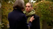 Bellas (Alessia Mazzola r.) Kampfgeist ist geweckt! Sie lässt sich von den Protesten gegen die Emka nicht einschüchtern. Während Victorias (Caroline Schreiber l.) Geschäftsreise nach Kopenhagen will sie mutig für die Emka einstehen.