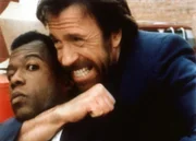 Walker (Chuck Norris, re.) wird auf Schritt und Tritt von der Organisation observiert. Damit seine Tarnung nicht auffliegt, mu? er so tun, als habe er keinen Kontakt mehr zu den Rangern. (Foto li: Clarence Gilyard als Trivette)