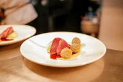 Haggis-Bonbons, mit Paniermehl überzogene, frittierte Haggis Bällchen, dazu Kartoffelpüree, Steckrübenpüree und gebratene Taubenbrust, serviert im „Wedgwood the Restaurant“ in Edinburgh, Schottland.