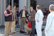 Die beiden Fensteputzer Robert Hšlzl (Heinrich Schmieder (r.) und Karl Lauer (Andreas Vitus geiss, 2.v.r.) können den Cops Christian Lind (Tom Mikulla, 3.v.r.) und Korbinian Hofer (Joseph HannesschlŠger, l. mit Stefan Murr und Max MŸller) ers