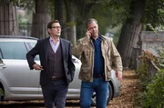 Am Ufer der Trave wurde eine Frauenleiche gefunden. Lars (Ingo Naujoks, l.) und Finn (Sven Martinek, r.) machen sich auf den Weg dorthin.