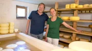 Björn Freitag (l) mit Eugenie Brandsma. Vor über 30 Jahren kamen die Milchbauern Eugenie und Pauls Brandsma aus den Niederlanden in die Wittlicher Senke und gründeten eine Manufaktur für Käse nach Gouda-Art.
