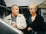 Auf dem Weg in einen unfreiwilligen Urlaub lernt Kommissar Freddy Schenk (Dietmar Bär) eine attraktive Blondine mit Gipsbein kennen, die ihn um einen Gefallen bittet.