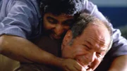 Gelingt es Bug (Ravi Kapoor, l.), den bewaffneten Gangsterboss (John Kapelos) ruhigzustellen?