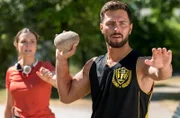 Viktoria Stadler (Isabella Krieger, l.) glaubt, dem brandverletzen Leistungssportler Amir Aslan (Arton Bunjaku, r.) helfen zu können.