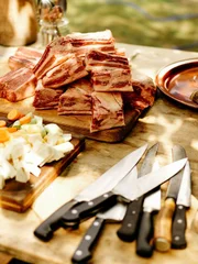 "Ochs im Glas", In 8 Folgen: Ein kulinarisches Projekt - von Kopf bis Fuß in über tausend Gläsern. Ein ganzes Rind wird verkocht. Von Anfang bis zum Ende, von Kopf bis Fuß. Und es wird haltbar gemacht, nicht zuletzt, um zu zeigen, dass das Supermarktregal keineswegs ein Schicksal ist. Das Fleisch wird geräuchert und getrocknet, vor allem aber wird es eingekocht. In zig verschiedenen Varianten und Rezepturen. Klassisch und quer durch alle Weltküchen...