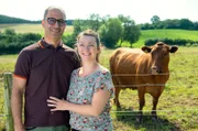 Gastgeberin Nicole Nassiry (r) aus Mechernich in der Eifel mit ihrem Mann Kawa.