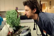 Was ist nur mit J.D. (Zach Braff, r.) los - hat er wirklich Besuch von Oscar (l.) aus der Sesamstrasse erhalten?