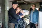 Ruslan (Artjom Gilz, l.), Julika (Katja Plodzistaya, M.) und Philipp Glaser (Anton Spieker, r.).