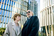 Borchert (Christian Kohlund) will Anneli Keller (Sarah Bauerett) zum Sprechen bringen.