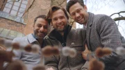 Mo (Yunus Cumartpay l.), Julius (Jan Stapelfeldt r.) und Simon (Thore Lüthje m.) sind glücklich - Olivia schenkt den drei Männern ihr erstes Lächeln.
