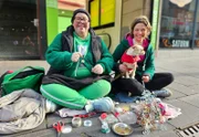 Anna Planken (r) verbringt einen Tag mit Bettlerin Alexandra in Bochum.