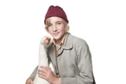 Nils (Justus Kammerer) mit der Hausgans Martin.