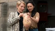 Claudia Radtke (Sandra Borgmann, links) will auf der Bühne im Innenhof der Burg die blutrünstige Geschichte der Wiedertäufer als Theaterstück inszenieren und wünscht sich von Rosemarie Sieber (Mai Duong Kieau) möglichst echt wirkende Requisiten.