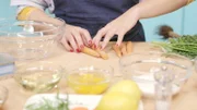 Die Zutaten für den Karottenkuchen liegen bereit.