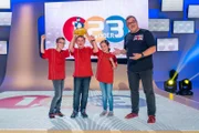 Das Rateteam für Russland aus der Main Schule in Frankfurt am Main mit Elton und dem Piet-Flosse-Pokal.
