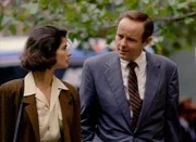 Staatsanwältin Claire Kincaid (Jill Hennessy) und Staatsanwalt Ben Stone (Michael Moriarty) besprechen den Fall Mildred Bauer, eine 82jährige Frau, die verhungert ist.