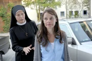 "Um Himmels Willen", "Peter Pan." Seit Hannas Mutter Gertrud im Kloster aufgetaucht ist, herrscht dort Unruhe. Agnes hat allmählich die Nase voll und überlegt bereits, zu ihrer Schwester zu ziehen. Da kommt Hanna eine Idee, wie sie das Problem aus der Welt schaffen könnte: Sie arrangiert ein Rendezvous zwischen ihrer Mutter und dem attraktiven Leo Maybach. Indes droht die Ballettaufführung von "Peter Pan" ins Wasser zu fallen. Der Vater des Hauptdarstellers verbietet seinem Sohn das Tanzen. Er hält Ballett für unmännlich.Im Bild (v.li.): Janina Hartwig (Hanna Jakobi), Verena Buratti (Frau Schuster).