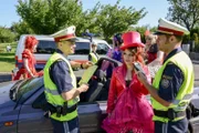 "CopStories", "Alohool." Bei einer routinemäßigen Planquadrataktion fallen zwei junge Männer auf, die zwar offenkundig fahruntüchtig sind, aber Stein und Bein schwören, dass sie nicht getrunken haben. Außerdem nutzt wenig später eine junge Unbekannte die Gelegenheit, um aus einem angehaltenen Wagen davonzulaufen. Zurück bei den Polizeibeamten bleiben ein amtsbekannter Krimineller und falsche Reisedokumente. Als dann auch noch zwei Kindergartenkinder spurlos verschwinden und Vickerl die verkohlten Reste einer Leiche entdeckt, ist klar: Es gibt Tage, an denen kommt einfach alles zusammen.Im Bild (v.li.): Michael Steinocher (Sylvester Thaler), Eva Rottmann (Partygirl), David Miesmer (Florian Fehenberger).
