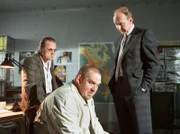 WDR Fernsehen TATORT, "Die Frau im Zug", Buch Axel Götz, Regie Martin Gies, am Donnerstag um 20:15 Uhr. Staatsanwalt von Prinz (Christian Tasche, r) und Drogenfahnder Assenbacher (Paul Faßnacht, l) halten Schenk (Dietmar Bär) aufgrund von Indizien für einen Drogenhändler.