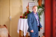 Adrian Scarborough (Leo Pascal).