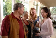 MDR Fernsehen DIE STEIN I. STAFFEL, FOLGE 5, "Spritztour mit Folgen", am Sonntag (20.07.14) um 13:10 Uhr. Die Königs (Klaus Manchen, Annekathrin Bürger) sind entschlossen, das Landhotel als Familienbetrieb weiterzuführen. Ihre Töchter Karola (Katja Studt) und Katja (Julia Stemberger) (v.l.n.r.) sind einverstanden.