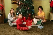 Weihnachten steht vor der Tür und Sue (Eden Sher, l.) darf im Auftrag von Reverend TimTom Kekse backen. Brick  (Atticus Shaffer, M.) dagegen soll für den Reverend eine Rolle im Krippenspiel übernehmen und Axl (Charlie McDermott, r.) kommt mal wieder auf dumme Gedanken ...