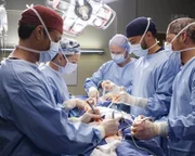 Versuchen alles, um einen Patienten zu retten: Nathan (Martin Henderson, l.), Meredith (Ellen Pompeo, 2.v.l.), Jackson (Jesse Williams, 2.v.r.) und Alex (Justin Chambers, r.) ...