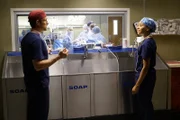 Bereiten sich auf eine Operation vor: Nathan (Martin Henderson, l.) und Maggie (Kelly McCreary, r.). Währenddessen muss Alex eine private Niederlage hinnehmen ...