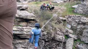 Auch wenn es mal wieder schwer wird auf dem Weg durch die Wildnis, das Team unterstützt sich immer gegenseitig.