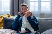 Kris Haas (Jascha Rust) sollte nur kurz auf Baby Noor aufpassen. Nun fehlt seit Tagen jede Spur seiner Mutter Fadila Awad. Da Kris nun wieder zum Dienst in die Sachsenklinik muss, ruft er schweren Herzens das Jugendamt an.