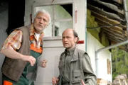 In der Forststation von Berthold Mader (Gerhard Acktun, l.) und Günter Bloch (Mats Reinhardt) wurde eingebrochen, aber so unbeteiligt, wie die beiden sich geben, scheinen sie doch nicht zu sein.