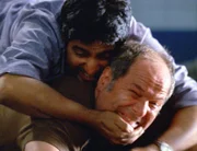 Gelingt es Bug (Ravi Kapoor, l.), den bewaffneten Gangsterboss (John Kapelos) ruhigzustellen? Die Verwendung des sendungsbezogenen Materials ist nur mit dem Hinweis und Verlinkung auf TVNOW gestattet.