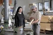 ARD/MDR UM HIMMELS WILLEN XI. STAFFEL FOLGE 139, "Peter Pan", am Dienstag um 10:45 Uhr im ERSTEN. Hanna (Janina Hartwig, l.) versucht den Schreiner Günther Schuster (Max Schmidt)  zu überreden, zur Generalprobe von "Peter Pan" zu kommen. Sein Sohn Martin tanzt die Titelrolle, sehr zum Mißfallen seines Vaters.