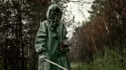 Person mit Gasmaske in einem Wald