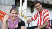 Schon wieder bekommen Claus und Eva Material geliefert. Damit die beiden nicht schleppen müssen, soll der LKW die Paletten mit einem Kran abladen - über die Parzelle des Vorsitzenden hinweg. Kann das gutgehen?