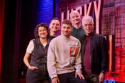Von links: Matilde Keizer, Özcan Coşar, Fabian Lampert, Moritz John und Michael Mittermeier.