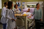 Als Stephanie das Krankenzimmer von Klye (Wilmer Valderrama, 2.v.r.) betritt, fahren dessen Mutter Socorro (Alma Martinez, l.) und Schwester Ally (Erica Munoz, r.) aus der Haut. Jo (Camilla Luddington, l.) und Amelia (Caterina Scorsone, 2.v.l.) müssen dies alles geschockt mitansehen ...