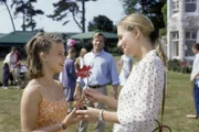 Emily (Elea Geissler, l.) feiert ihren 14. Geburtstag und hat auch Susan (Susanne Michel, r.) eingeladen.