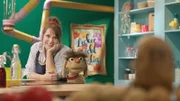 Maya und Moppi lauschen der uralten Kartoffel.