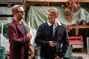 Alexander Haller (Philipp Hochmair, li.) und Niko Falk (Andreas Guenther) unterhalten sich im Hof der Familie Rauch über den Fall.
