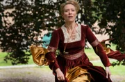Schreck bei der Kostümprobe für ein Theaterstück: Claudia Radtke (Sandra Borgmann) läuft zum Burggraben - dort wurde ihr Vater tot gefunden.