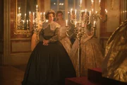 Die junge Kaiserin Sisi muss sich nach der Hochzeit mit Kaiser Franz unter den strengen Augen der Gräfin Esterhazy (Tanja Schleiff, l.) von ihrer Familie verabschieden.