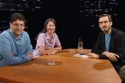 v.li.: Linus Schöpfer, Historiker und Journalist, Sonia Kälin, vierfache Schwingerkönigin, und Moderator Yves Schifferle